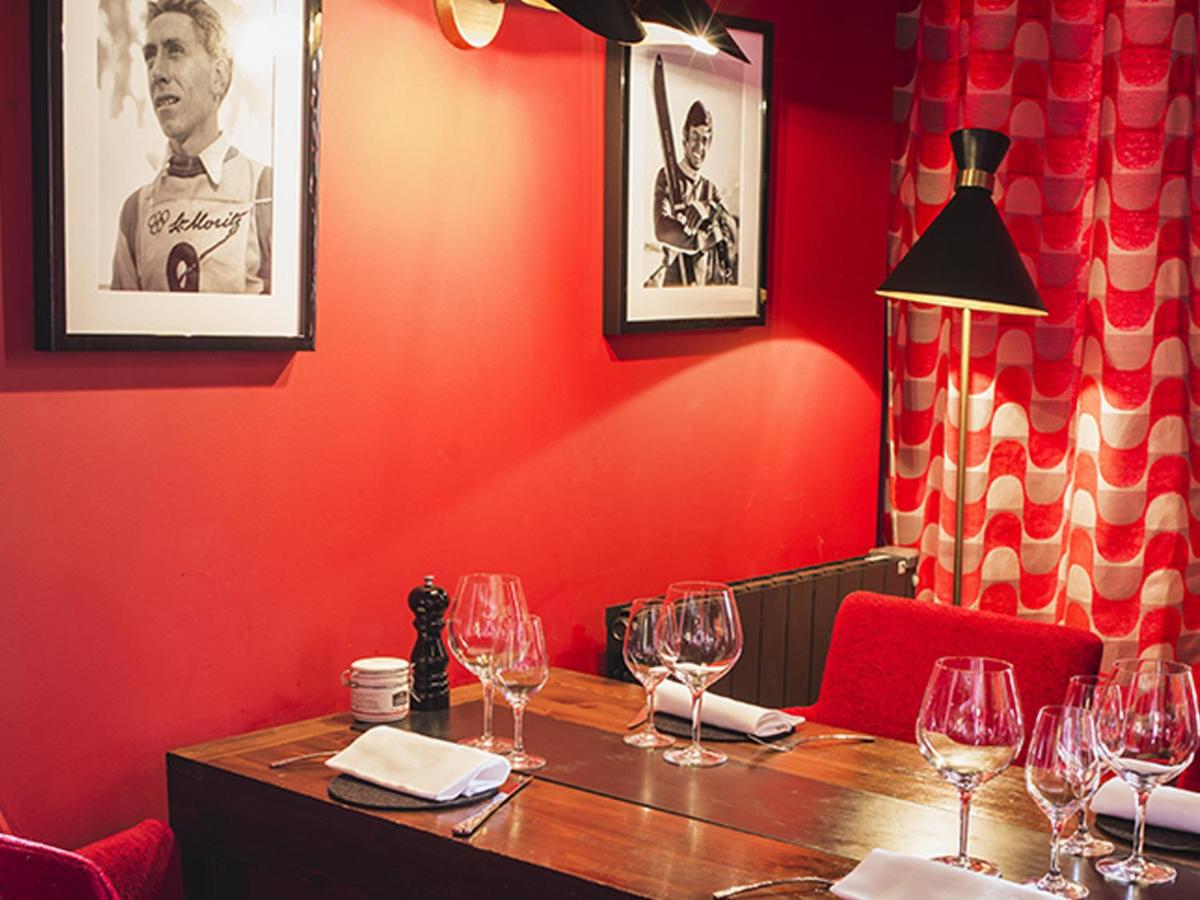 une table dans un restaurant avec des verres à vin dessus dans l'établissement Hôtel des Dromonts by SOWELL COLLECTION, à Avoriaz