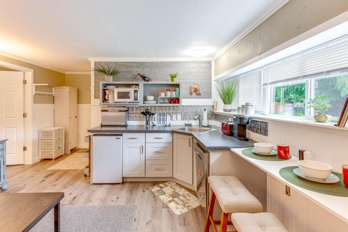 Charming Updated Retreat Walk to Lake Stevens! - Housity