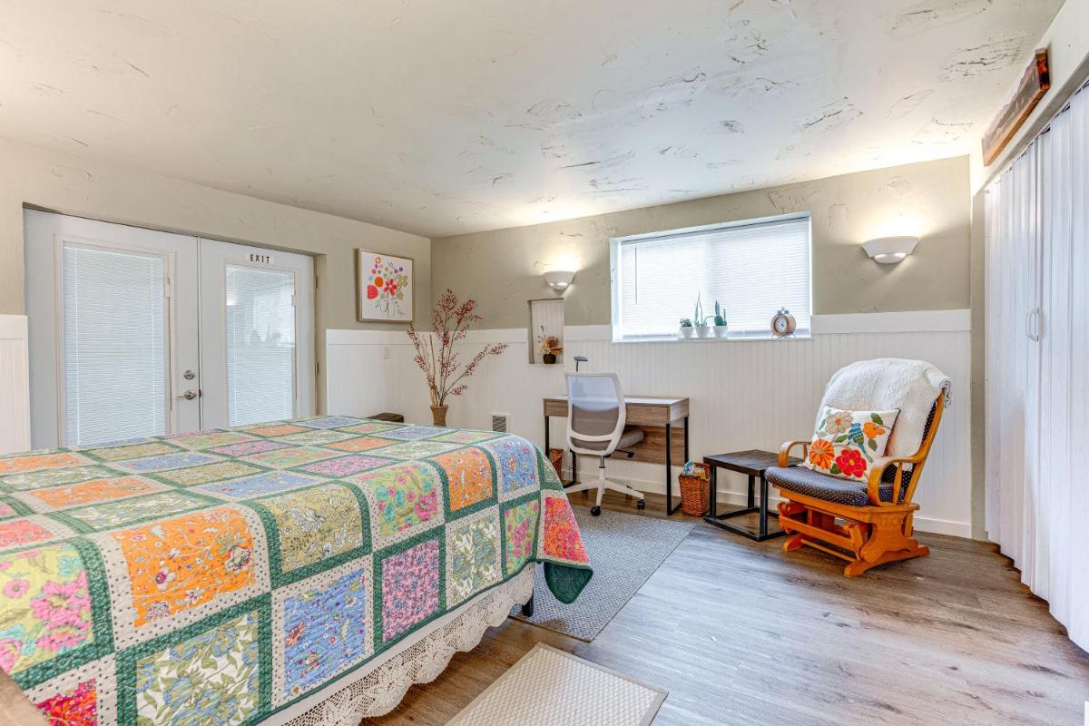 Charming Updated Retreat Walk to Lake Stevens! - Housity