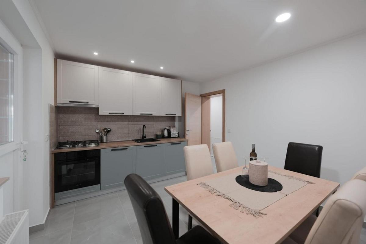 Apartments with a parking space Vrbovec, Prigorje - 22922 - Housity