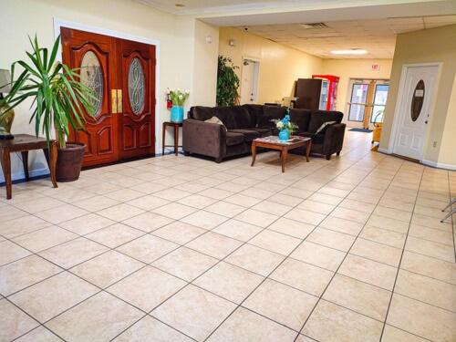 Clover Inn and Suites - Housity