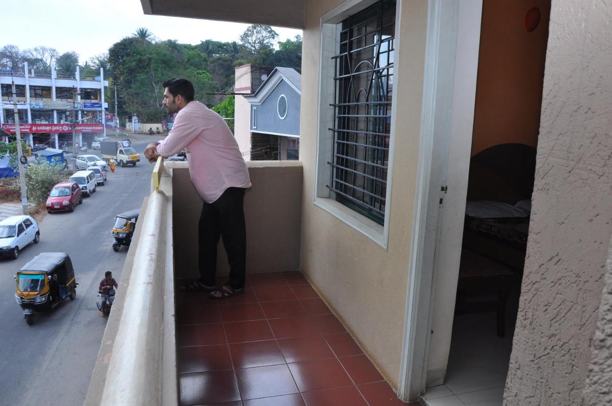 Vinayaka Deluxe Lodge - Housity