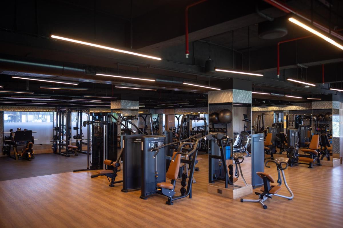 a gym with lots of treadmills and cardio equipment at Taj Lands End in Mumbai a gym with lots of treadmills and cardio equipment at Taj Lands End in Mumbai