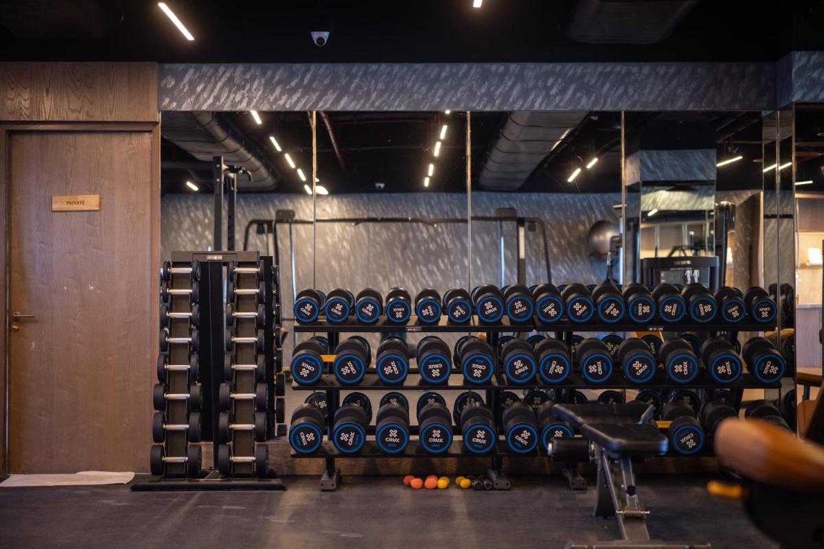 a room with a bunch ofools in a gym at Taj Lands End in Mumbai a room with a bunch ofools in a gym at Taj Lands End in Mumbai