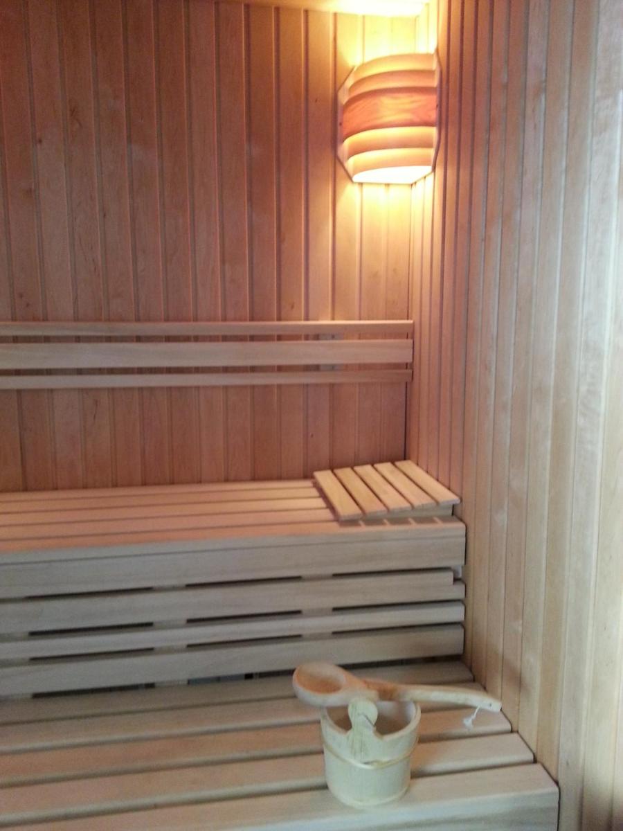 un sauna avec un banc et une lumière. dans l'établissement Kyriad Hotel Brest, à Brest 39 autres photos