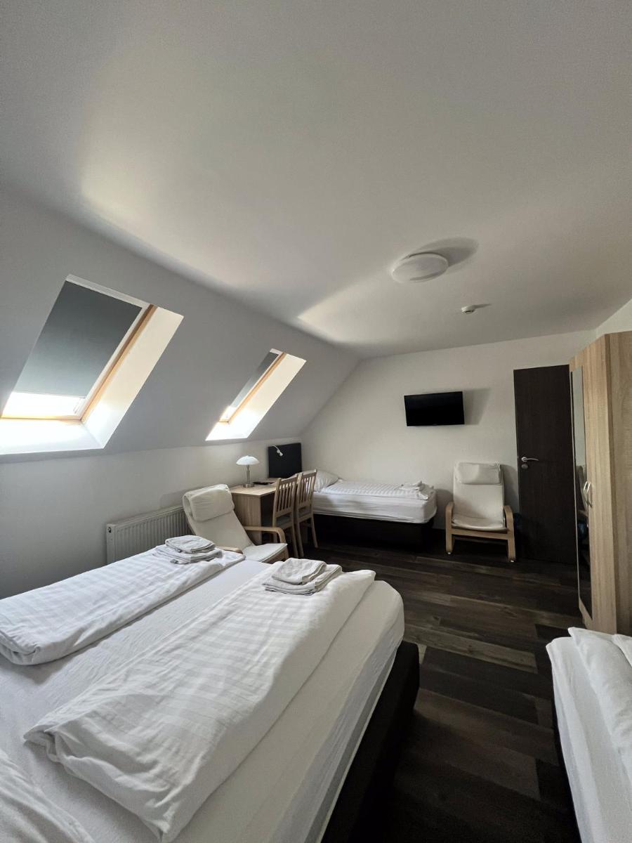 HBH Bajor Sörház, Étterem és Panzió - Housity