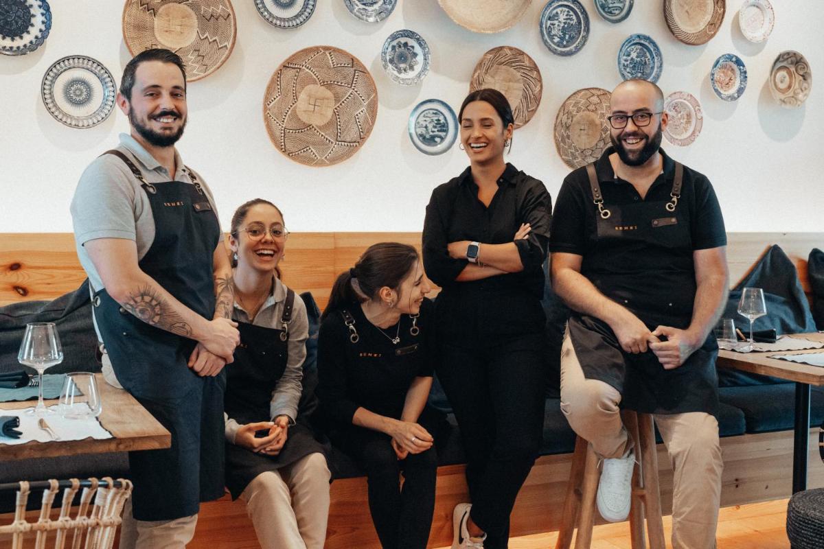 um grupo de pessoas numa sala com pratos na parede em SENSI Azores Nature and SPA em Ginetes mais 77 fotografias