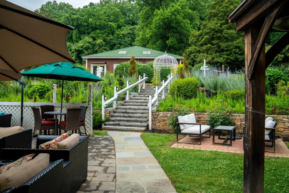 Stone Manor Boutique Inn - Housity