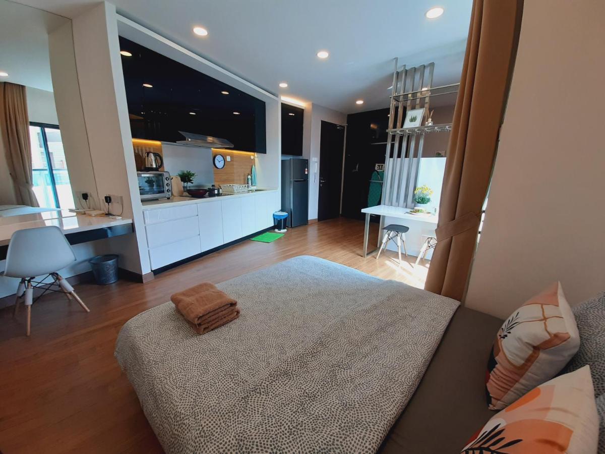 Symphony Tower Studio #9 with balcony - Housity