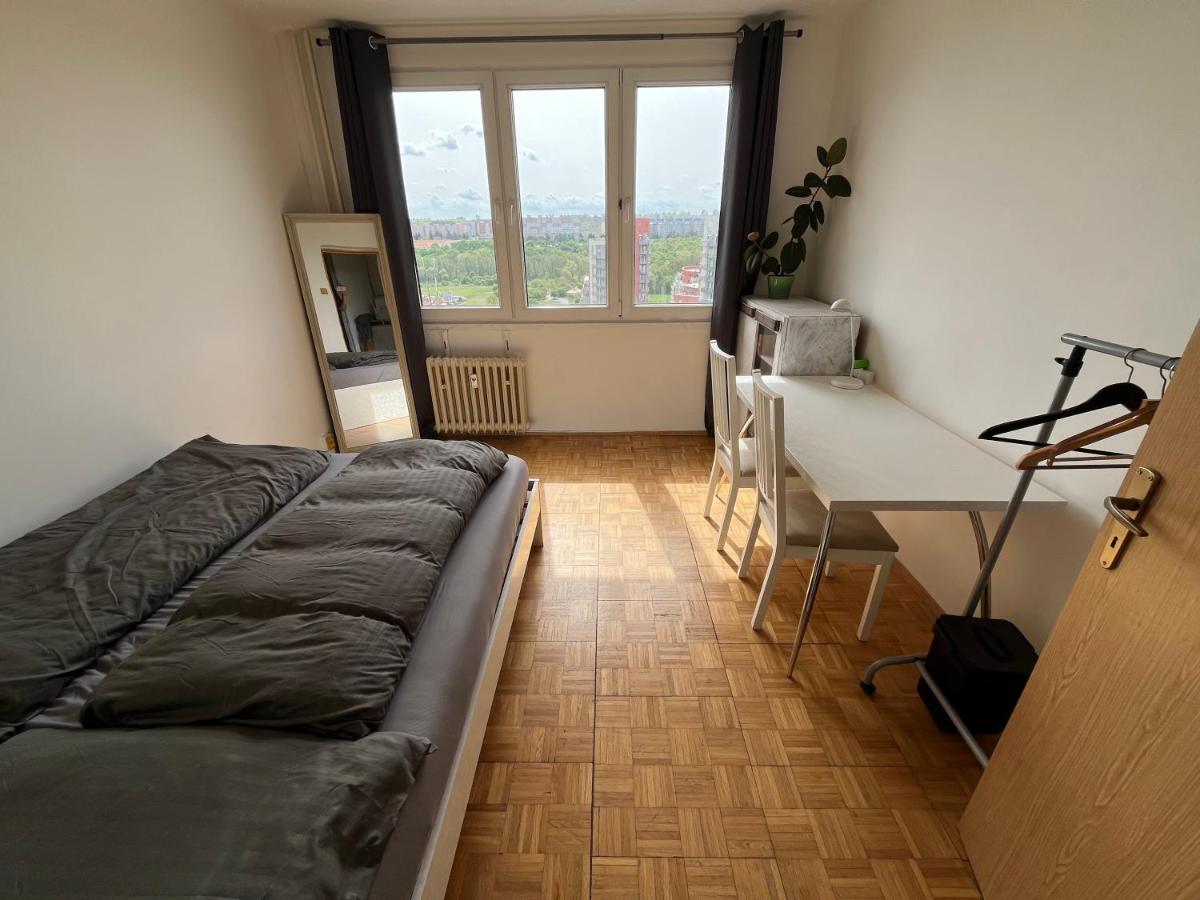 Private room in a shared park-side apartment with a great connection to the city center - Housity