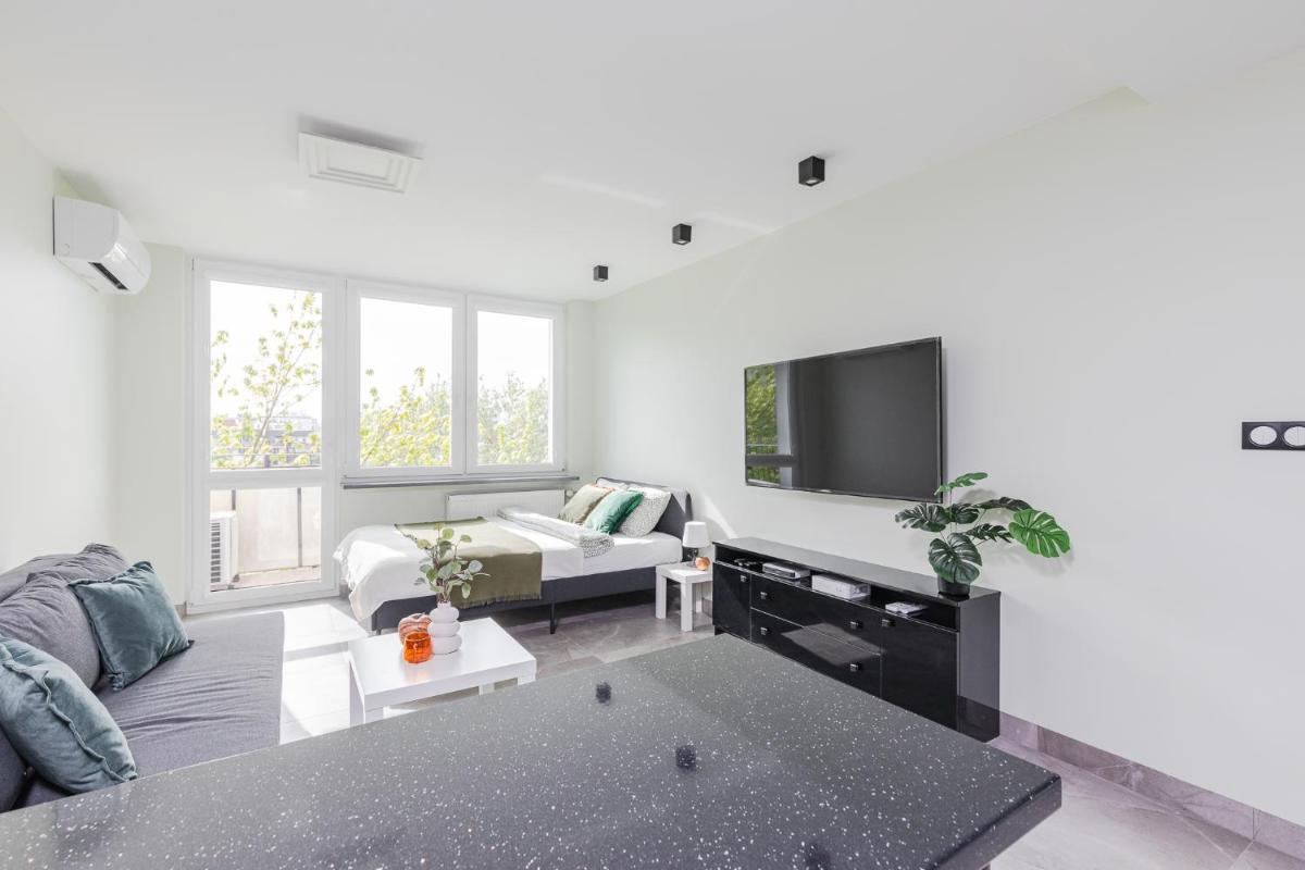 SuperApart Saska 48a, Sleek 6th-Floor Studio with Balcony & Elevator Access - Housity