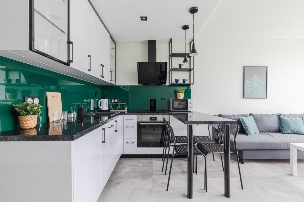 SuperApart Saska 48a, Sleek 6th-Floor Studio with Balcony & Elevator Access - Housity