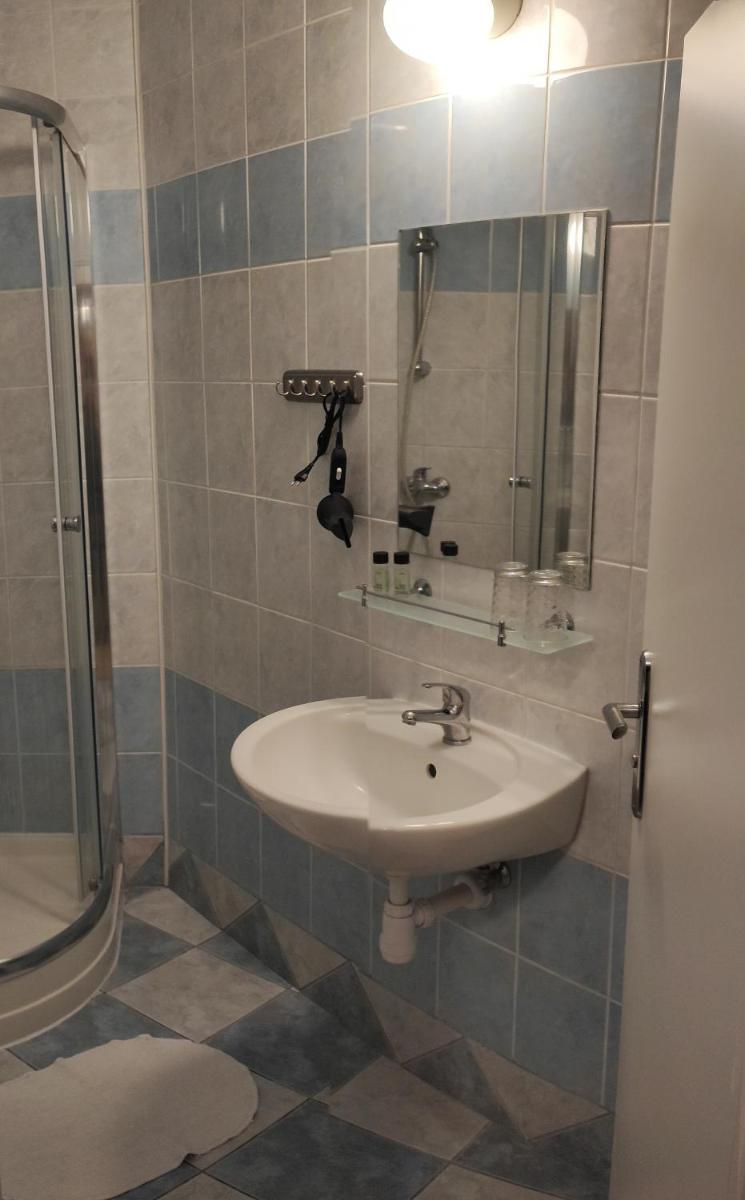 Hotel Merkur - Housity