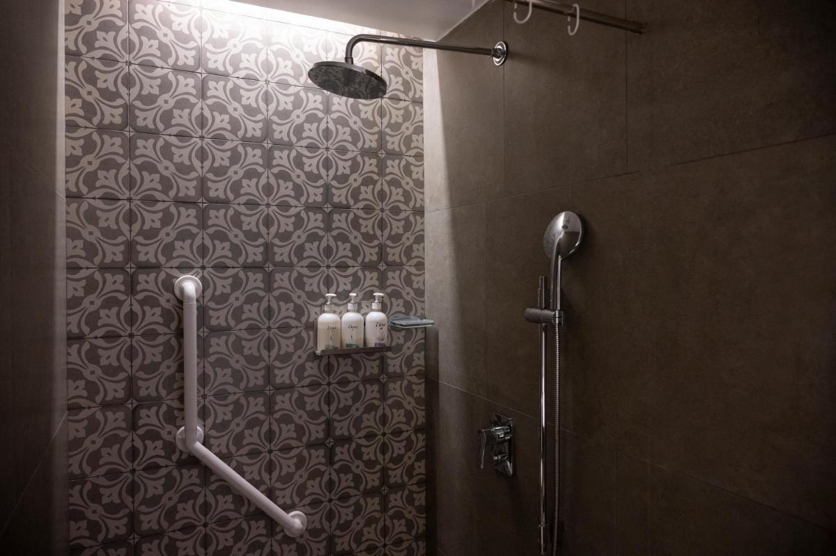 a bathroom with a shower with a glass door at Holiday Inn Goa Candolim in Candolim a bathroom with a shower with a glass door at Holiday Inn Goa Candolim in Candolim