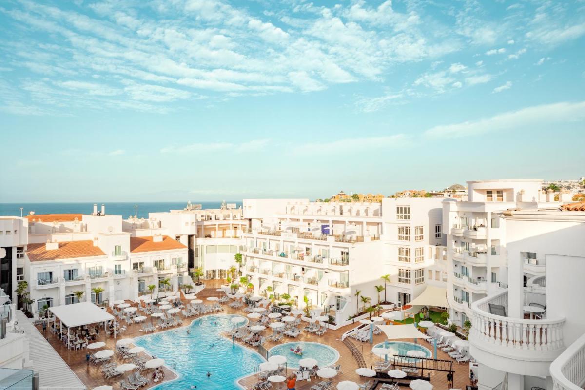 Una vista aérea de un complejo turístico con piscina y sombrillas. en Sunwing Fañabe Beach, en Adeje