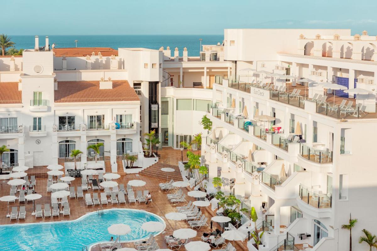 Una vista aérea de un hotel con piscina y edificios. en Sunwing Fañabe Beach, en Adeje
