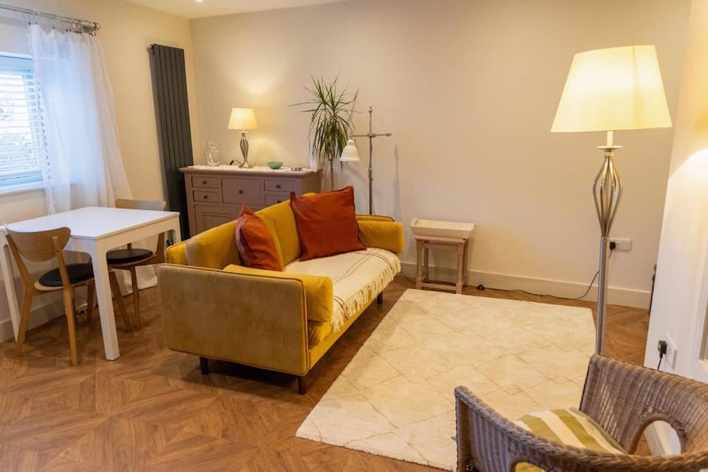 Amarelo apartment, Central Charlbury, 1 Super king bed - Housity