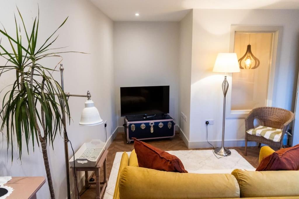 Amarelo apartment, Central Charlbury, 1 Super king bed - Housity
