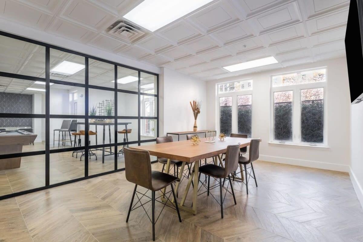 3BR Premium Downtown Apartment with Office & Gym - Housity