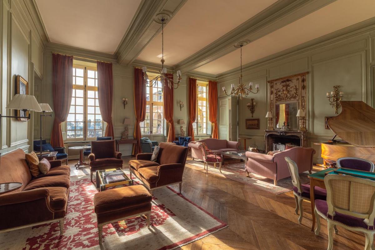 - un salon avec des canapés, des chaises et une cheminée dans l'établissement Le Château d'Etoges - Champagne, à Étoges