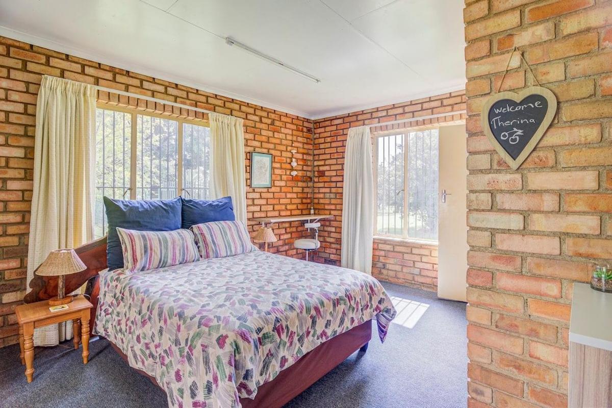 Woodpecker Bachelor Cottage - Housity