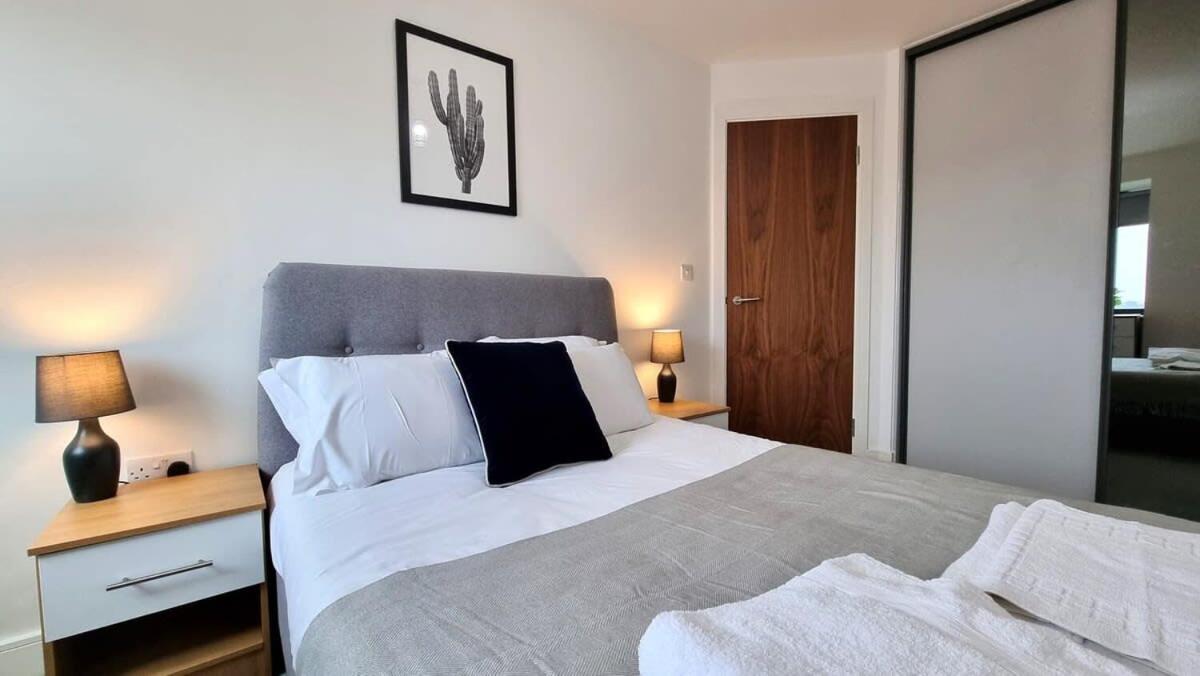 Luxury 1 bed apartment 10 mins from Bham City Centre - Housity