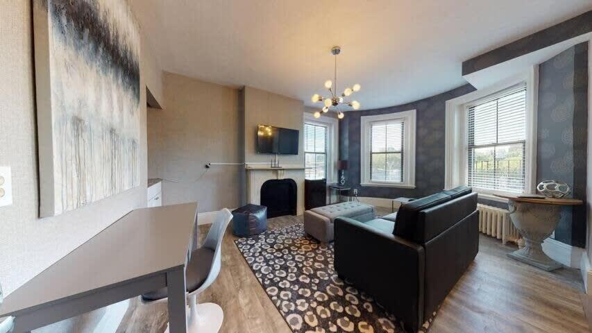 1-31 Excellent Location, Walk Everywhere Sleeps 3 - Housity