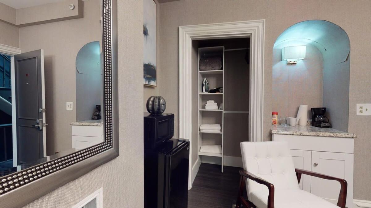 L 3-33 Stylish Private Studio in Boston! - Housity