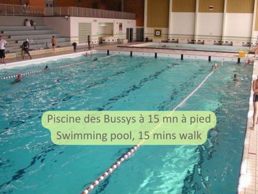 Disponible - Appartement Entier - Ligne H 15mn Paris-Gare du Nord, Parking Rue Gratuit, 4 pers, Station de Train en Face toutes les 15mn, Hippodrome, CDFAS, Université, Borne Electrique, 1er étage - Housity