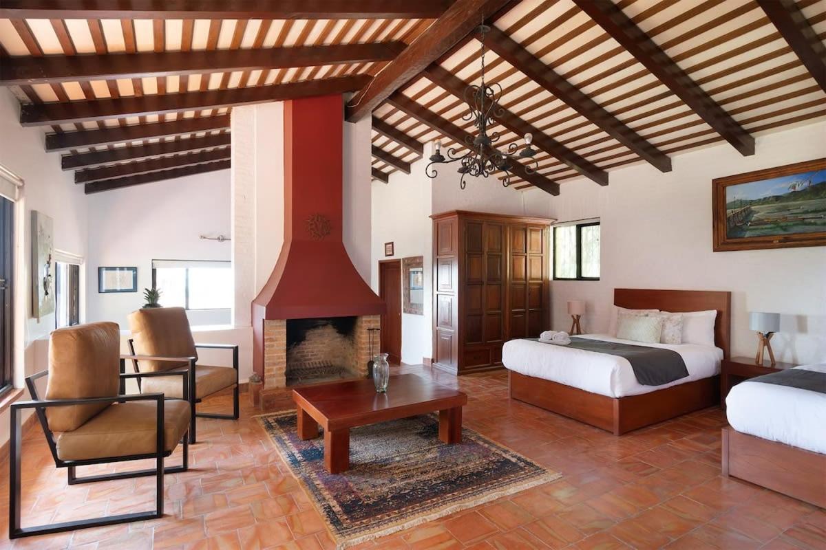 Suitetrails - 3 Bedroom Spacious Villa with Pool & Lake view