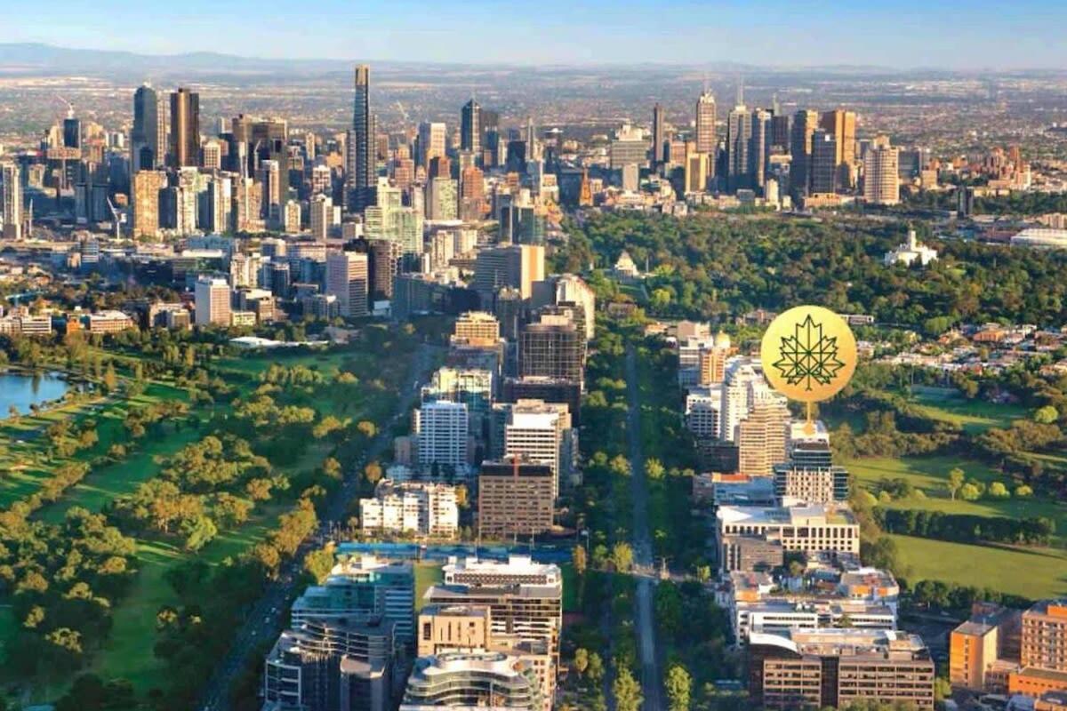 Fawkner Residence 1B2B condo Smart TV - Housity