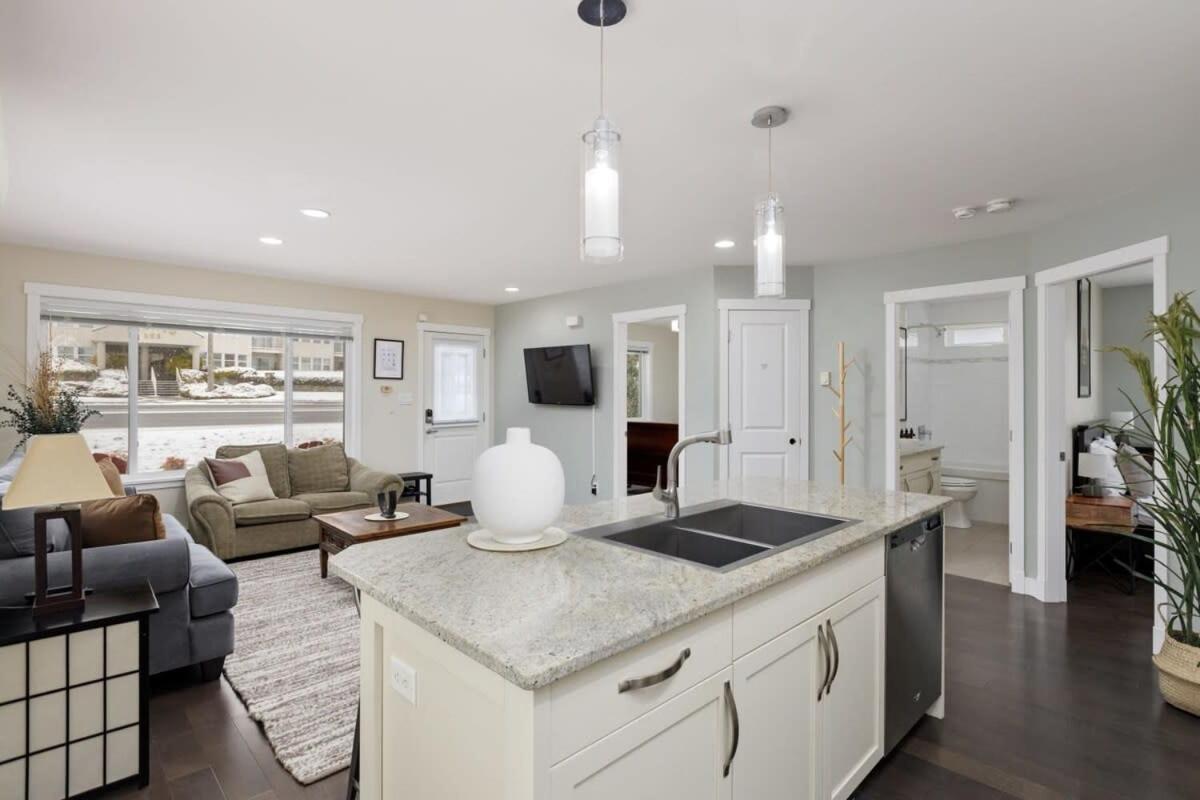 Newly Furnished 2-BD 1-WC home Close to Ferry - Housity