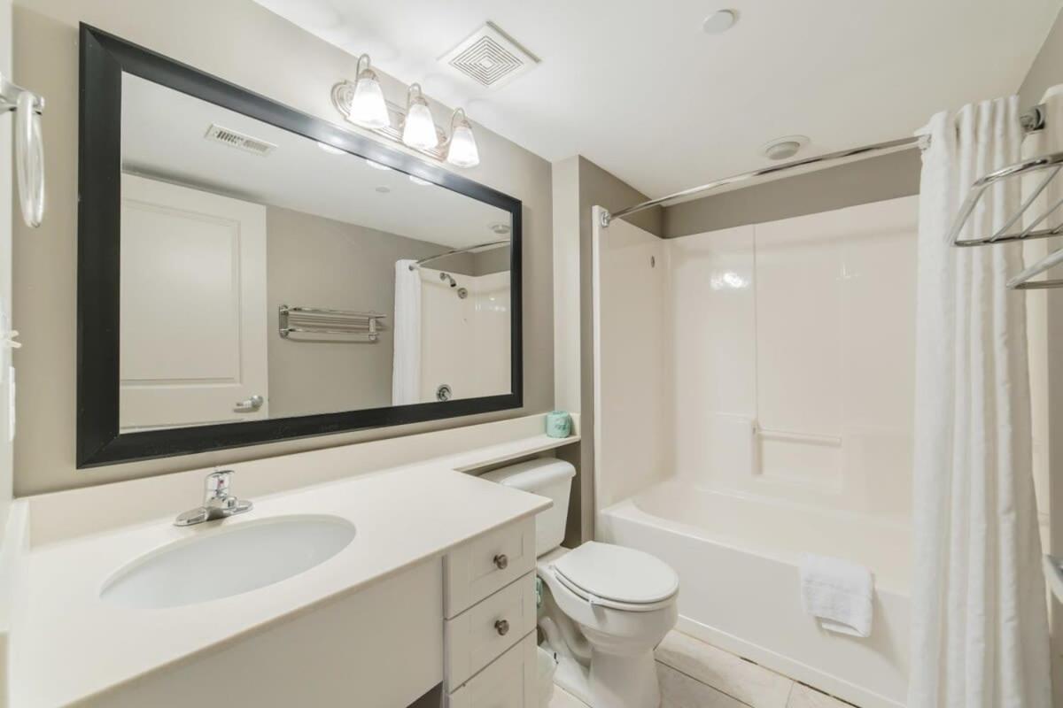 Ocean Front - Oceans One 1706 - Housity