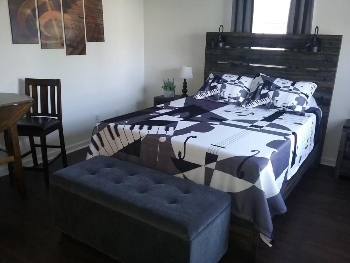 Music Studio Getaway, Close to Entertainment! - Housity