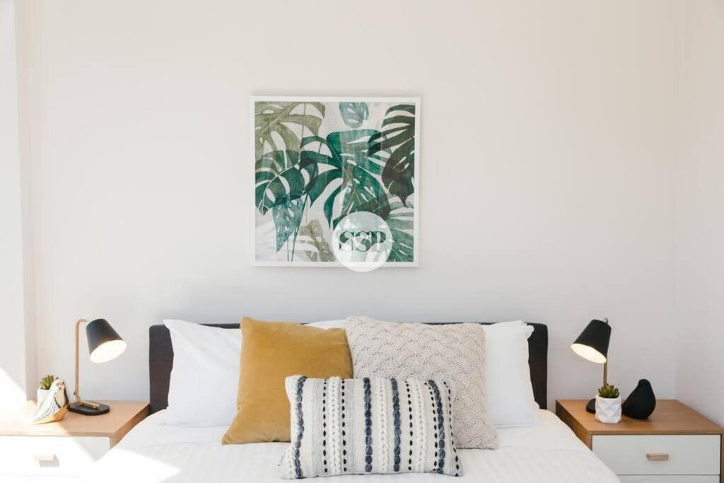 St Kilda Rd LVL4 2BDR2BATHR WIFI Albert Park - Housity