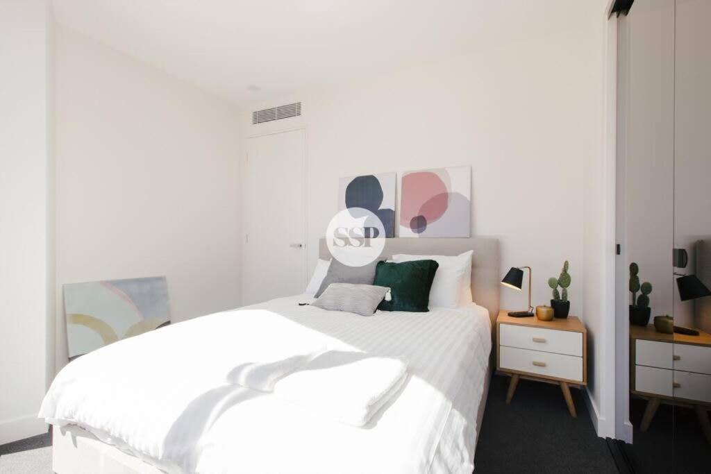 St Kilda Rd LVL4 2BDR2BATHR WIFI Albert Park - Housity