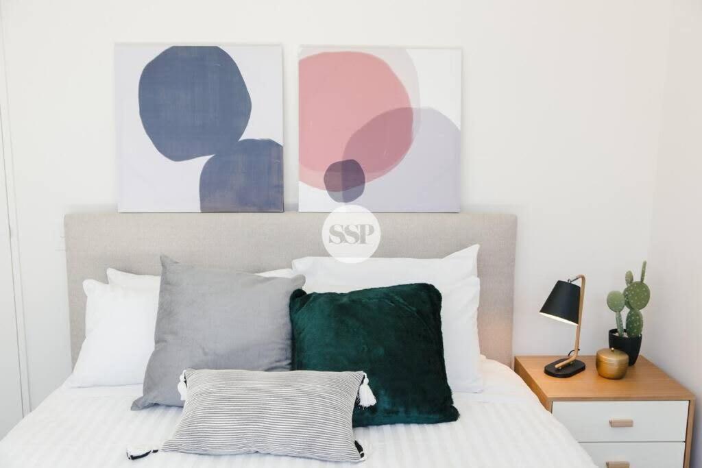 St Kilda Rd LVL4 2BDR2BATHR WIFI Albert Park - Housity