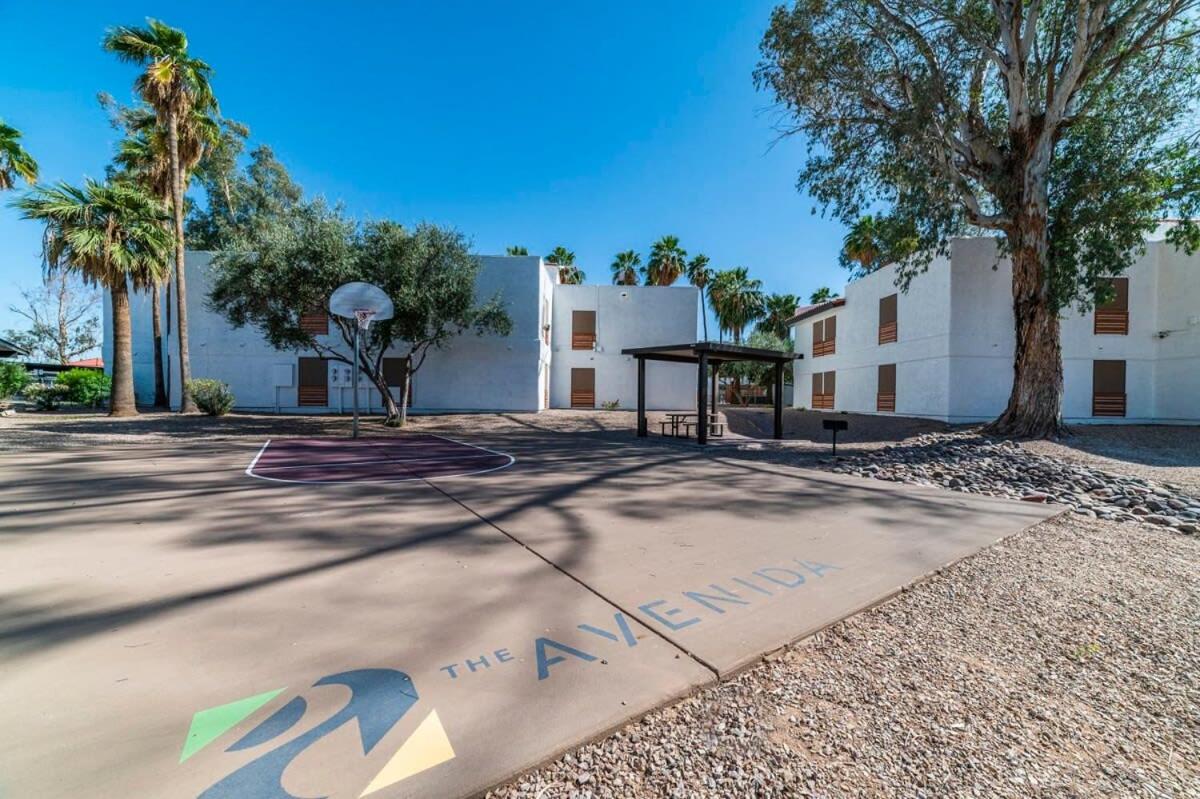 34B- Modern studio condo heated pool and dog park - Housity