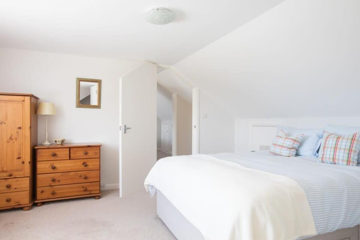 Seaside detached 4bd home nr shops Parking Garden - Housity