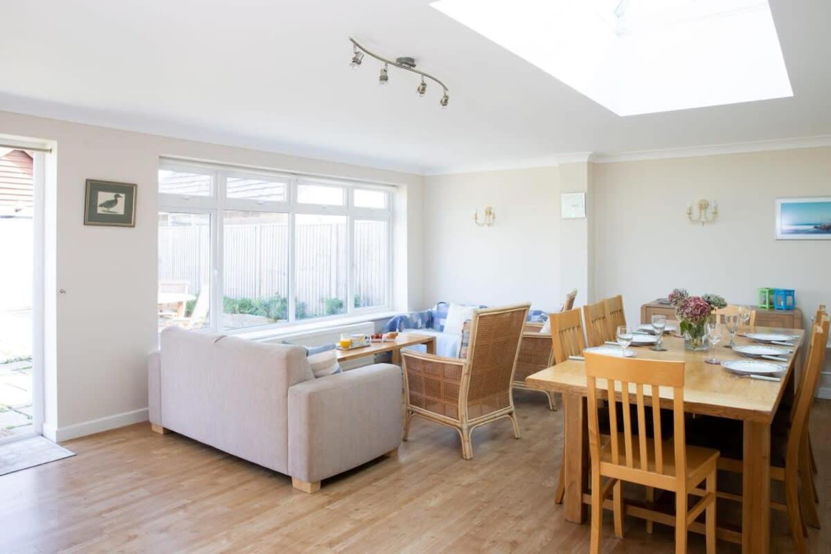Seaside detached 4bd home nr shops Parking Garden - Housity