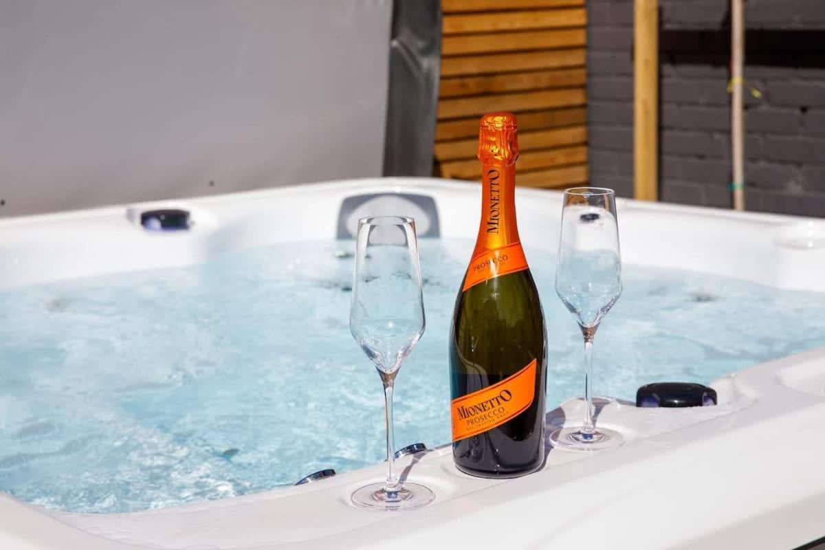 Designer Family Escape Hot Tub Steps to Beach - Housity