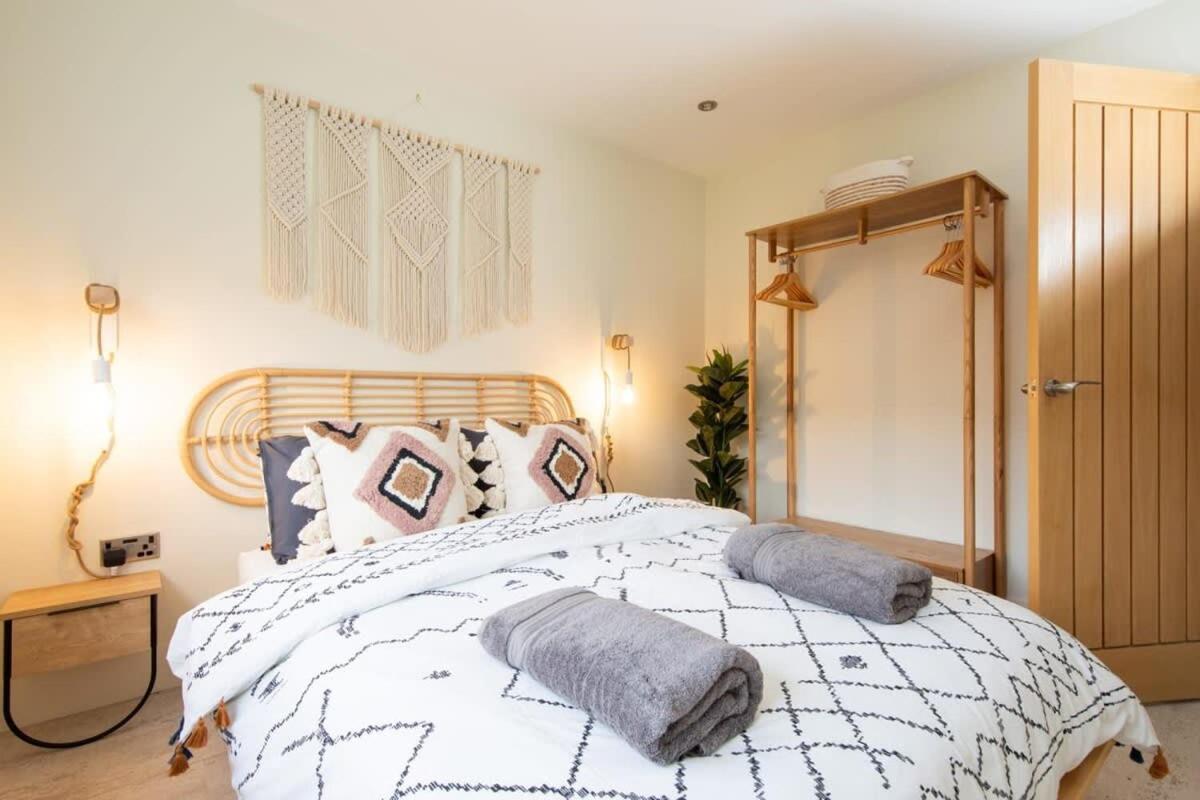 Designer Family Escape Hot Tub Steps to Beach - Housity