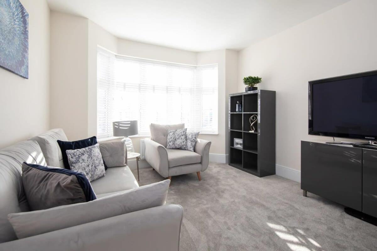 Charming & Modern City Escape Garden Parking - Housity