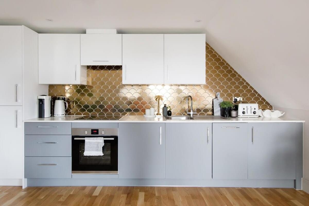 Luxury Penthouse ~ Super King Bed 5 min to Beach - Housity