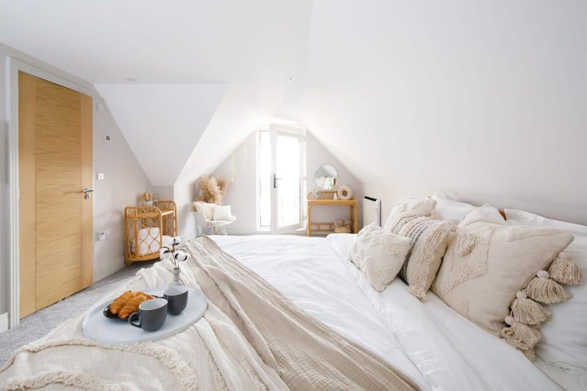 Luxury Penthouse ~ Super King Bed 5 min to Beach - Housity