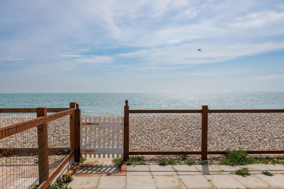 Sunny seafront chalet - sleeps 6 - Housity