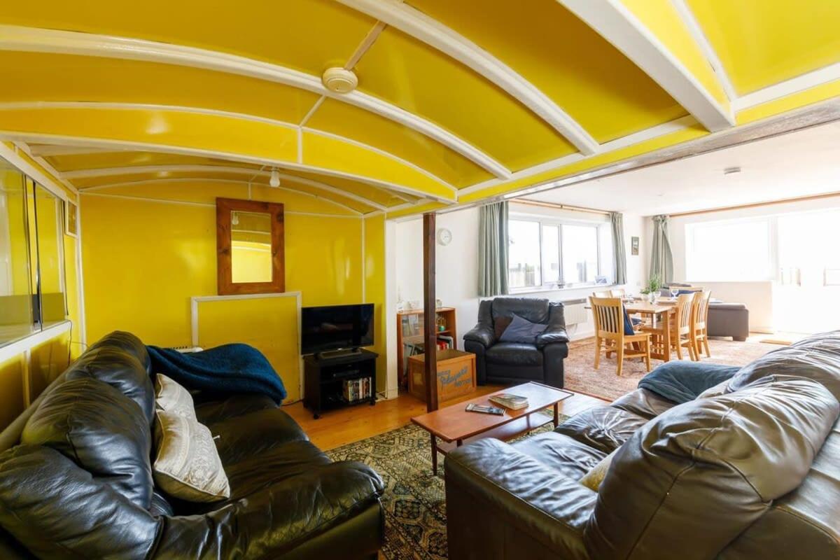 Sunny seafront chalet - sleeps 6 - Housity