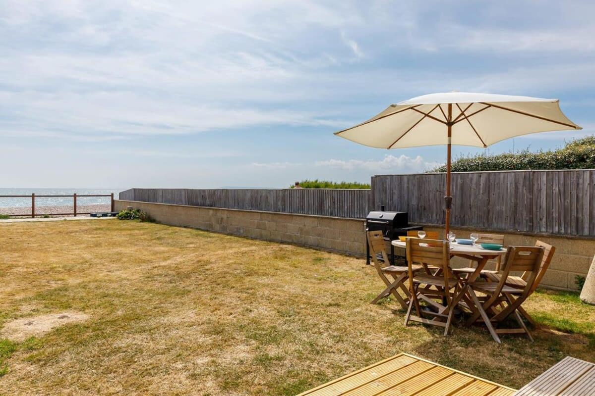 Sunny seafront chalet - sleeps 6 - Housity