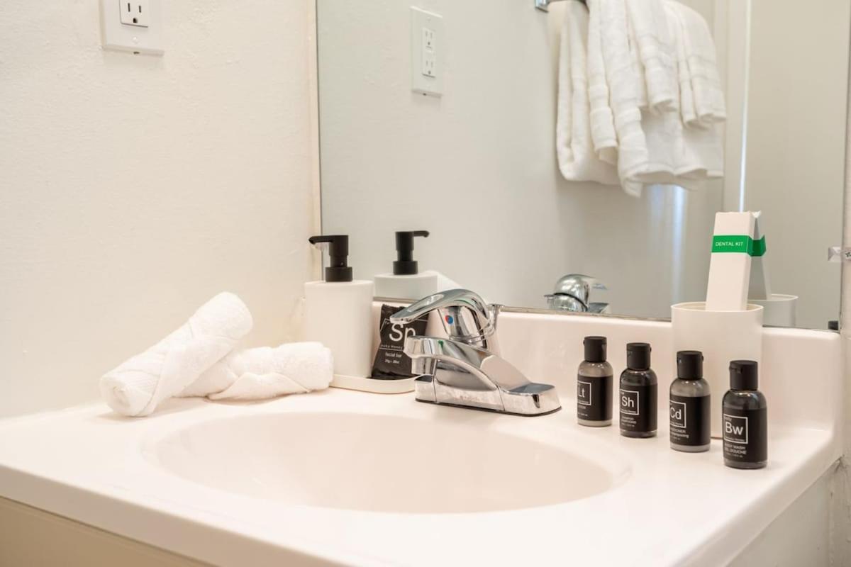 Fabulous Chic Studio right by LAX w Desk and Wifi - Housity