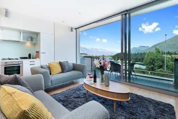 Luxury Lake View - 1 Bedroom - Housity